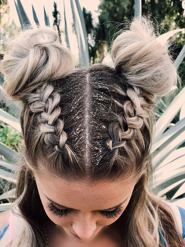 Tomato hairstyle with a middle parting 1