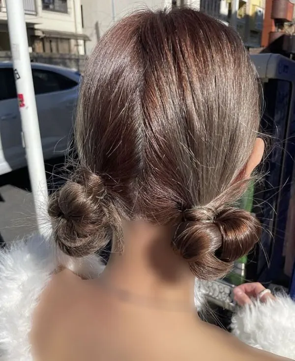 Tomato hairstyle with a middle parting 16