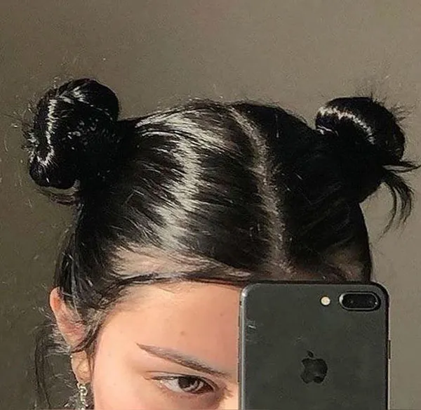 Tomato hairstyle with a middle parting 7