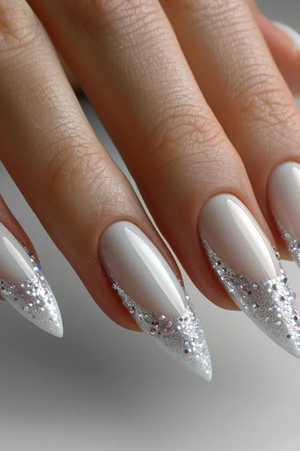 نمونه طرح ناخن عروس سفید اکلیلی | 35 انتخاب شیک و درخشان برای شب خاص تو ! 4 White bridal nail design with wreath 1