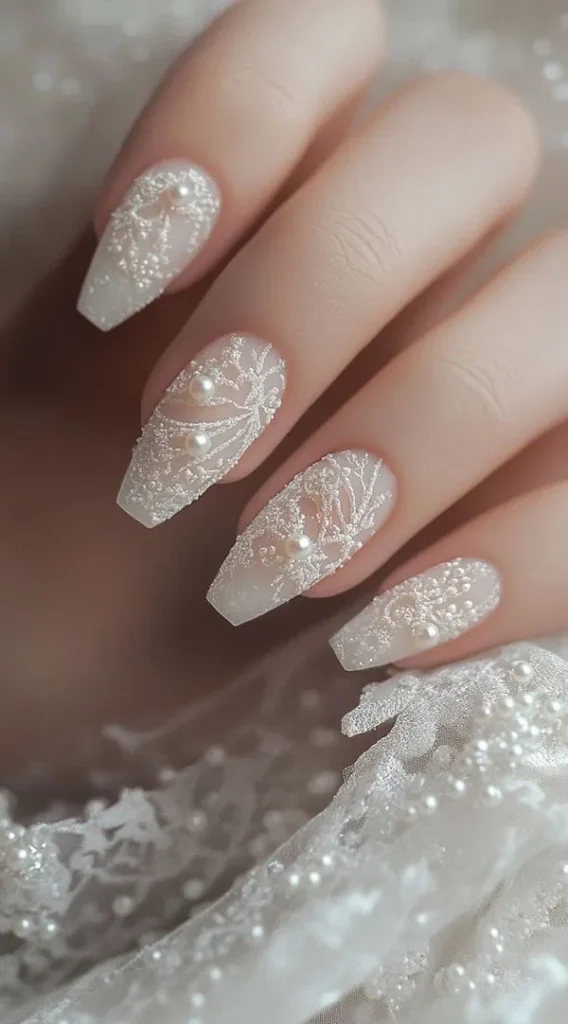 نمونه طرح ناخن عروس سفید اکلیلی | 35 انتخاب شیک و درخشان برای شب خاص تو ! 19 White bridal nail design with wreath 15