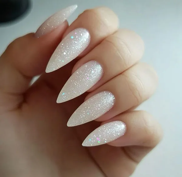 نمونه طرح ناخن عروس سفید اکلیلی | 35 انتخاب شیک و درخشان برای شب خاص تو ! 21 White bridal nail design with wreath 17