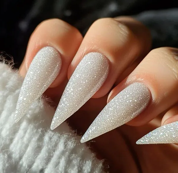 نمونه طرح ناخن عروس سفید اکلیلی | 35 انتخاب شیک و درخشان برای شب خاص تو ! 20 White bridal nail design with wreath 18