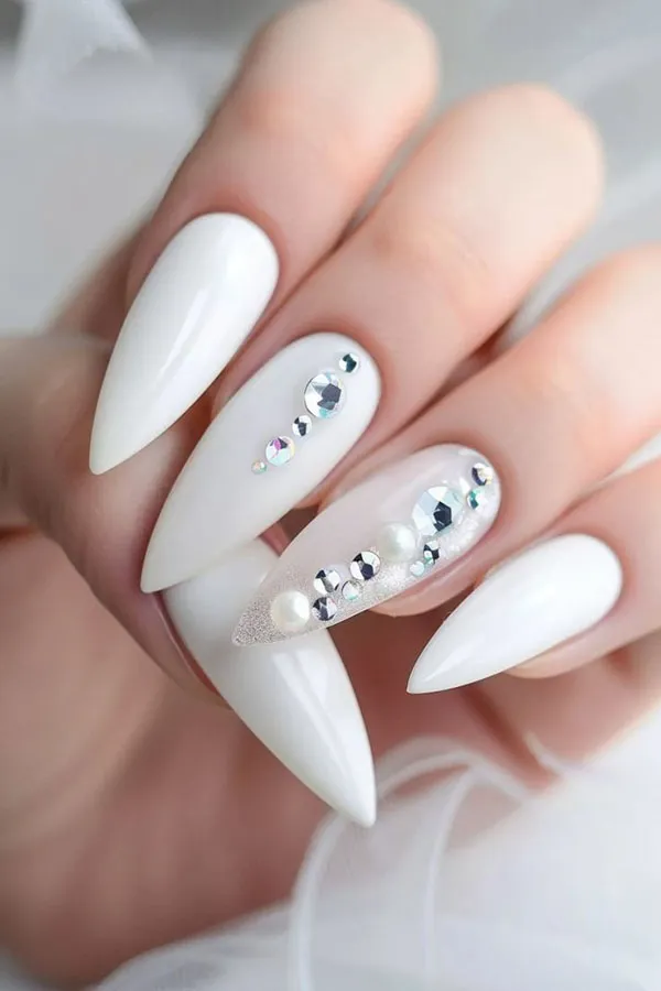 نمونه طرح ناخن عروس سفید اکلیلی | 35 انتخاب شیک و درخشان برای شب خاص تو ! 22 White bridal nail design with wreath 20