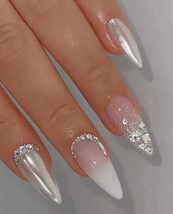 نمونه طرح ناخن عروس سفید اکلیلی | 35 انتخاب شیک و درخشان برای شب خاص تو ! 24 White bridal nail design with wreath 21