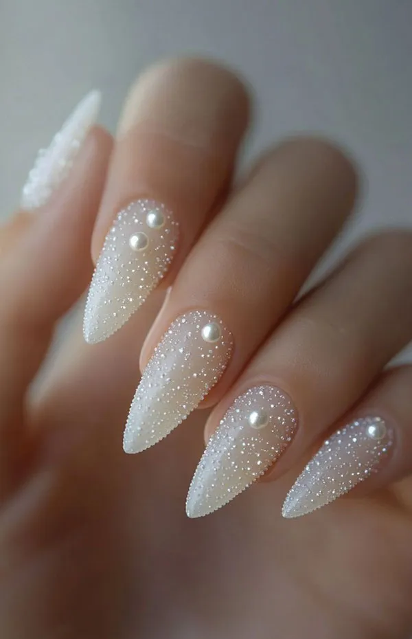 نمونه طرح ناخن عروس سفید اکلیلی | 35 انتخاب شیک و درخشان برای شب خاص تو ! 26 White bridal nail design with wreath 23