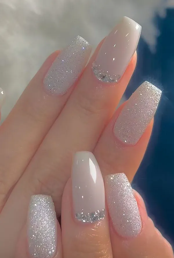 نمونه طرح ناخن عروس سفید اکلیلی | 35 انتخاب شیک و درخشان برای شب خاص تو ! 29 White bridal nail design with wreath 27