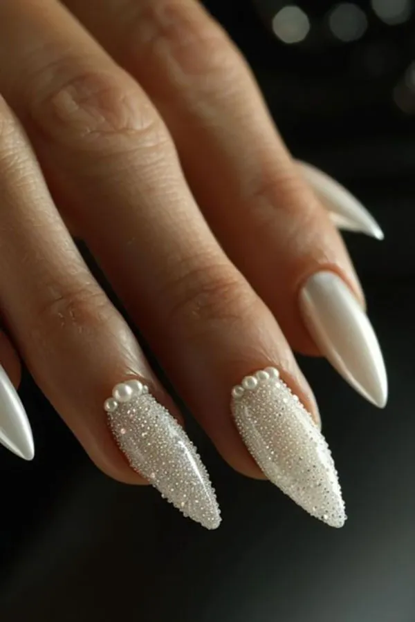 نمونه طرح ناخن عروس سفید اکلیلی | 35 انتخاب شیک و درخشان برای شب خاص تو ! 30 White bridal nail design with wreath 28