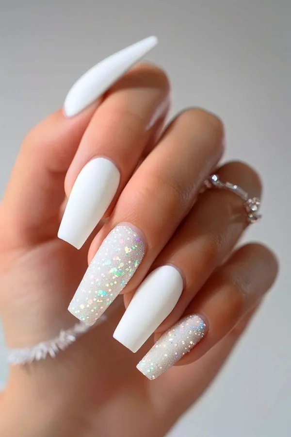 نمونه طرح ناخن عروس سفید اکلیلی | 35 انتخاب شیک و درخشان برای شب خاص تو ! 6 White bridal nail design with wreath 3