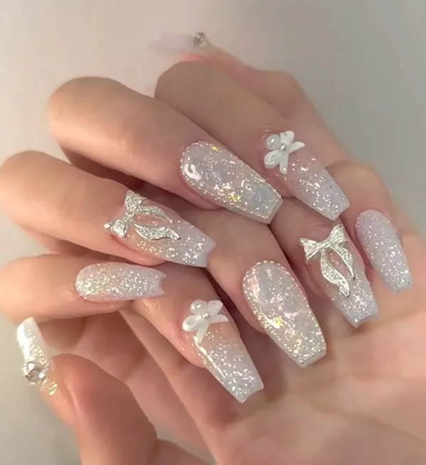 نمونه طرح ناخن عروس سفید اکلیلی | 35 انتخاب شیک و درخشان برای شب خاص تو ! 32 White bridal nail design with wreath 30