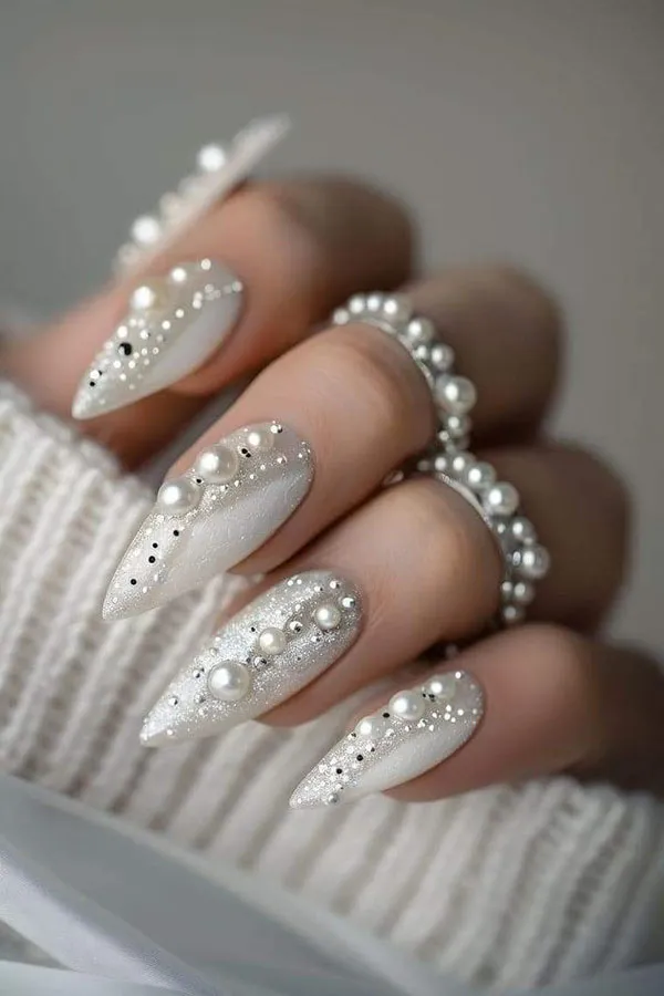 نمونه طرح ناخن عروس سفید اکلیلی | 35 انتخاب شیک و درخشان برای شب خاص تو ! 33 White bridal nail design with wreath 31