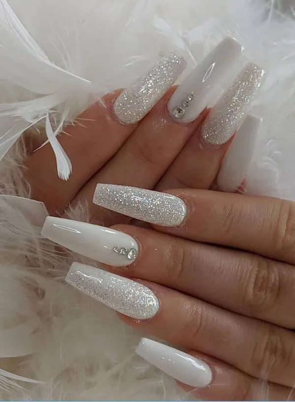 نمونه طرح ناخن عروس سفید اکلیلی | 35 انتخاب شیک و درخشان برای شب خاص تو ! 34 White bridal nail design with wreath 32