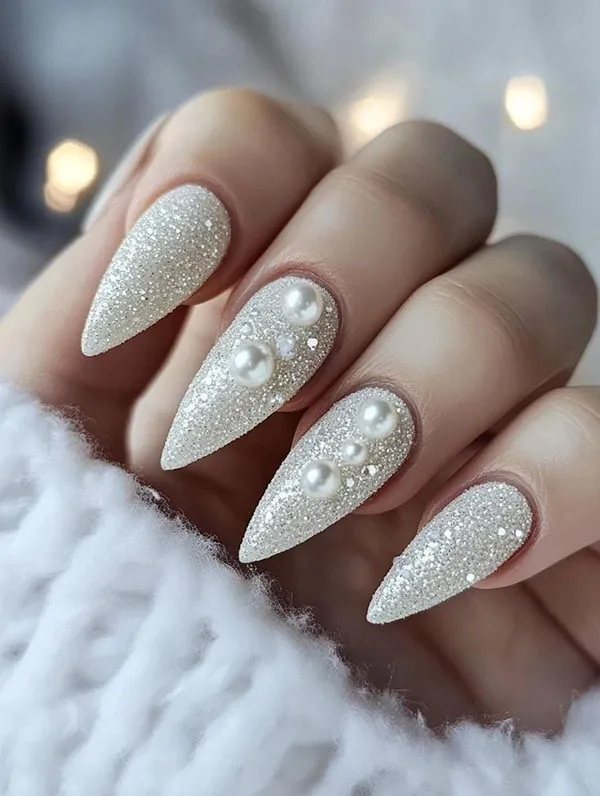 نمونه طرح ناخن عروس سفید اکلیلی | 35 انتخاب شیک و درخشان برای شب خاص تو ! 8 White bridal nail design with wreath 4
