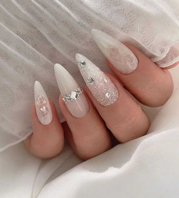 نمونه طرح ناخن عروس سفید اکلیلی | 35 انتخاب شیک و درخشان برای شب خاص تو ! 7 White bridal nail design with wreath 5