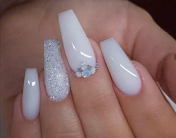 نمونه طرح ناخن عروس سفید اکلیلی | 35 انتخاب شیک و درخشان برای شب خاص تو ! 12 White bridal nail design with wreath 7