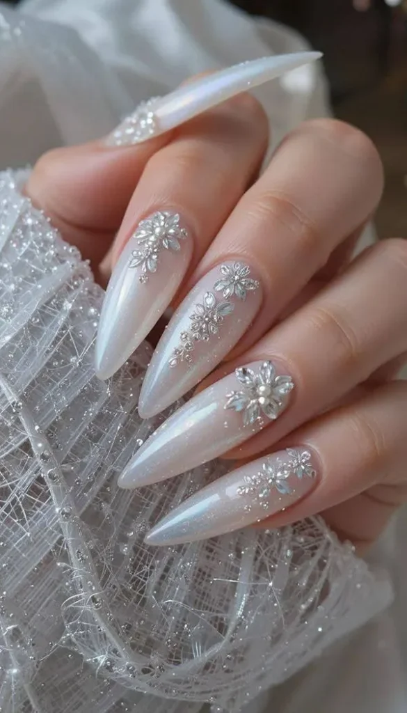 نمونه طرح ناخن عروس سفید اکلیلی | 35 انتخاب شیک و درخشان برای شب خاص تو ! 10 White bridal nail design with wreath 8