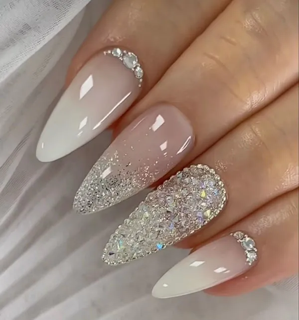 نمونه طرح ناخن عروس سفید اکلیلی | 35 انتخاب شیک و درخشان برای شب خاص تو ! 11 White bridal nail design with wreath 9