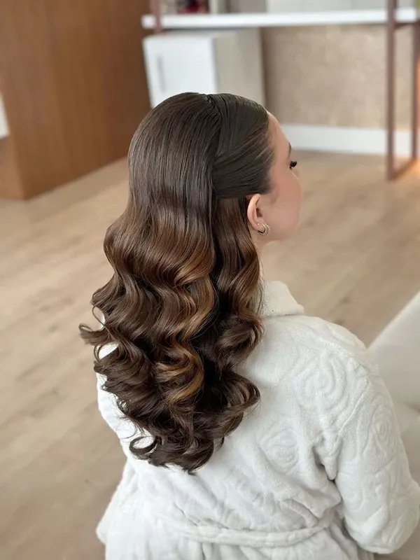 39 مدل مو فر درشت باز مجلسی زنانه | شیک، حجیم و فوقجذاب! 28 Womens loose curly hairstyle 25