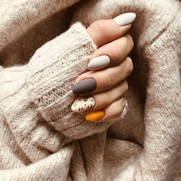 Autumn nail art model 2