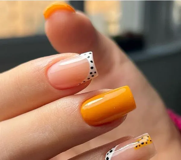Autumn nail art model 31
