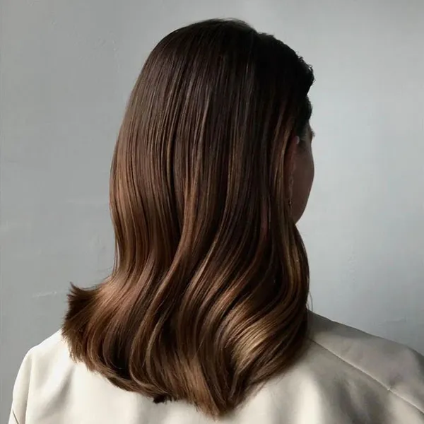 37 مدل رنگ مو خرمایی طبیعی؛ ایدههایی که به هر پوستی میاد! 19 Brown hair color 14