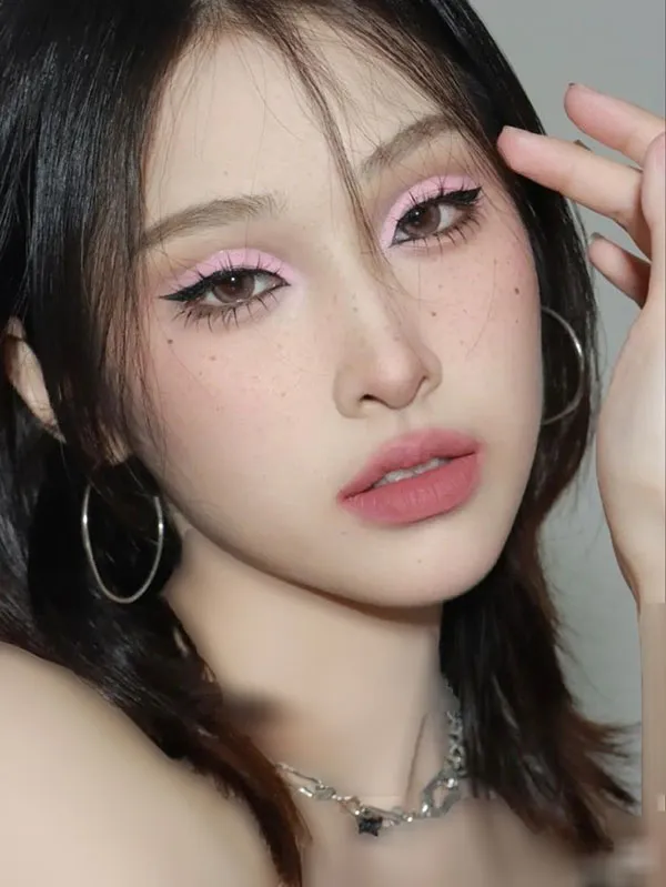 مدل میکاپ چینی دخترانه 2025؛ از لبهای گیلاسی تا رژگونه بامزه! 23 Chinese makeup 21