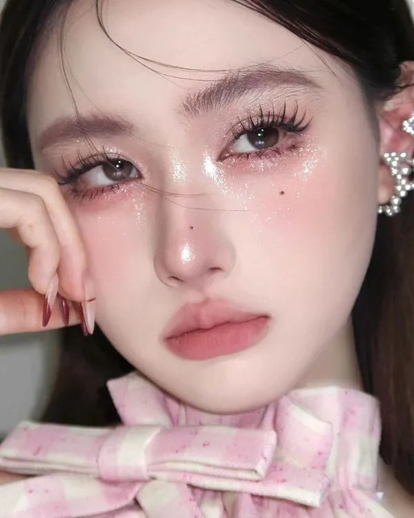 مدل میکاپ چینی دخترانه 2025؛ از لبهای گیلاسی تا رژگونه بامزه! 24 Chinese makeup 22