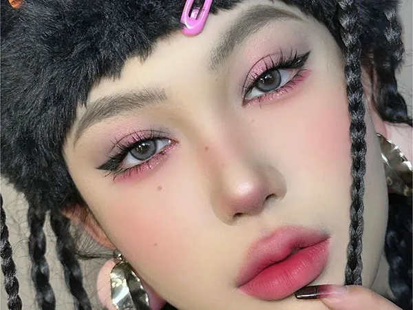 مدل میکاپ چینی دخترانه 2025؛ از لبهای گیلاسی تا رژگونه بامزه! 10 Chinese makeup 7