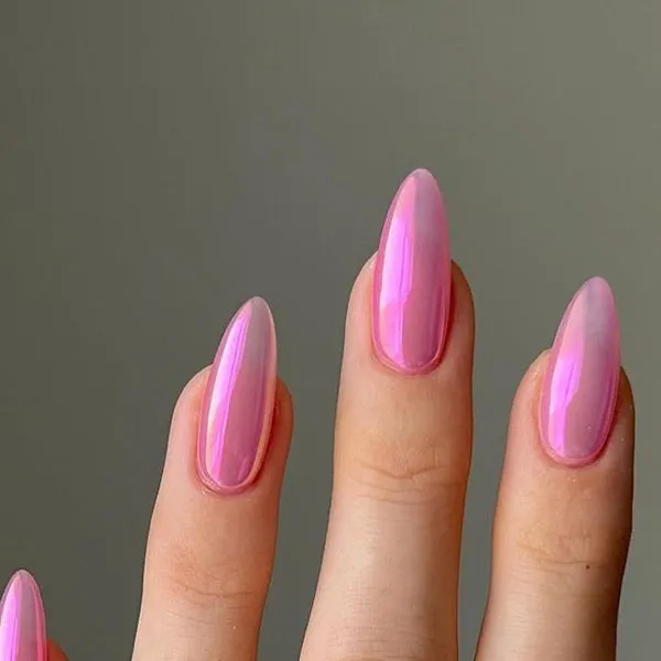 35 مدل ناخن صورتی کروم؛ ترندی که استایل دخترونت رو رویایی میکنه! 18 Chrome pink nails 12