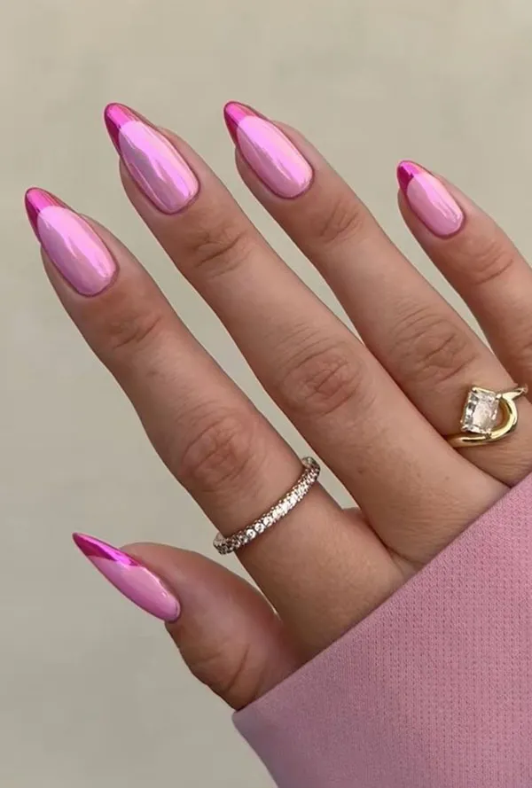 35 مدل ناخن صورتی کروم؛ ترندی که استایل دخترونت رو رویایی میکنه! 20 Chrome pink nails 14