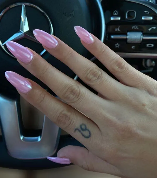 35 مدل ناخن صورتی کروم؛ ترندی که استایل دخترونت رو رویایی میکنه! 26 Chrome pink nails 20