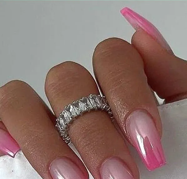 35 مدل ناخن صورتی کروم؛ ترندی که استایل دخترونت رو رویایی میکنه! 28 Chrome pink nails 21