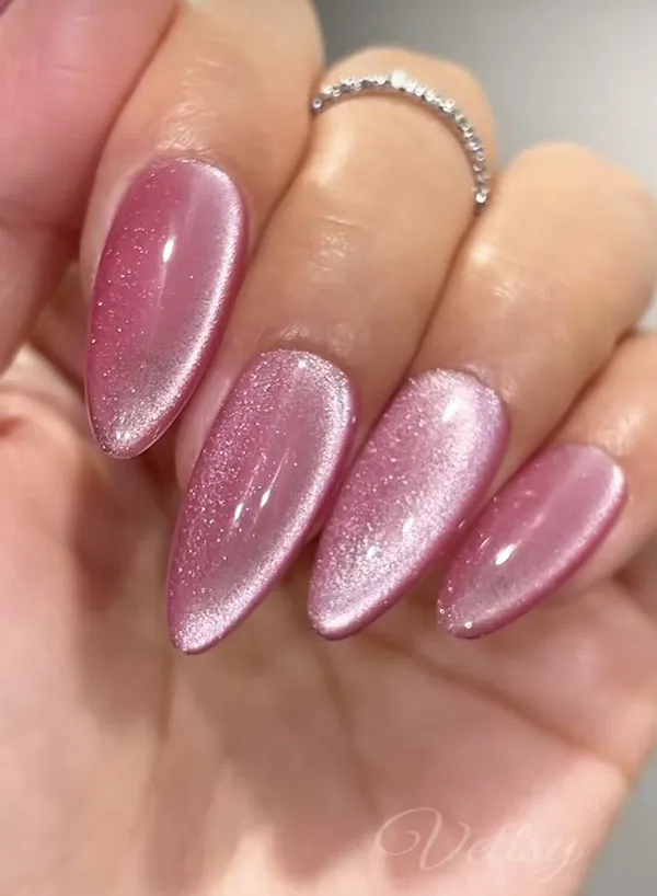 35 مدل ناخن صورتی کروم؛ ترندی که استایل دخترونت رو رویایی میکنه! 29 Chrome pink nails 23