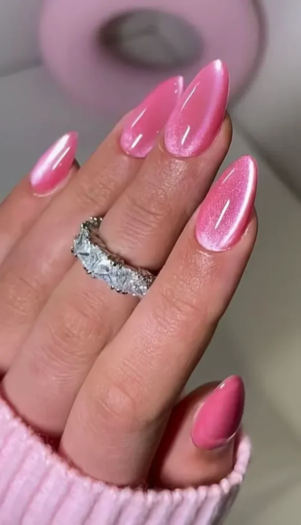 35 مدل ناخن صورتی کروم؛ ترندی که استایل دخترونت رو رویایی میکنه! 9 Chrome pink nails 5