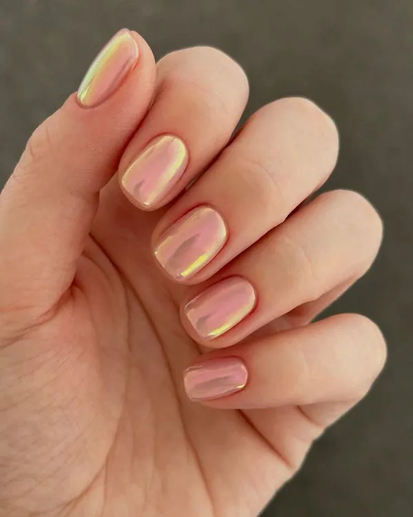 35 مدل ناخن صورتی کروم؛ ترندی که استایل دخترونت رو رویایی میکنه! 10 Chrome pink nails 7