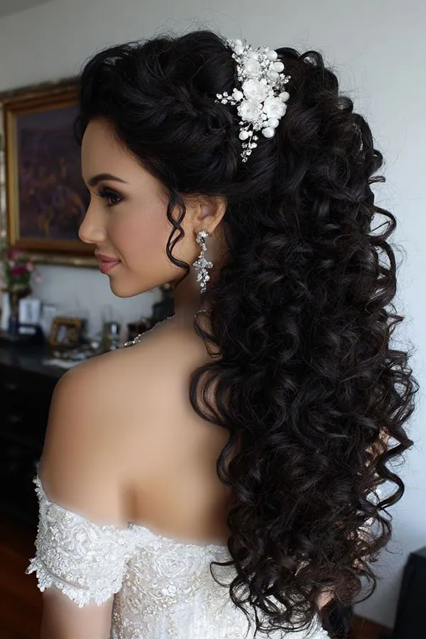 Curly hairstyle 28