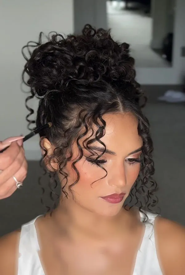 37 مدل مو فر جلو سر برای عروسی جدید؛ انتخاب محبوب بین دخترا ! 15 Curly hairstyle for the front of the head for a wedding 12