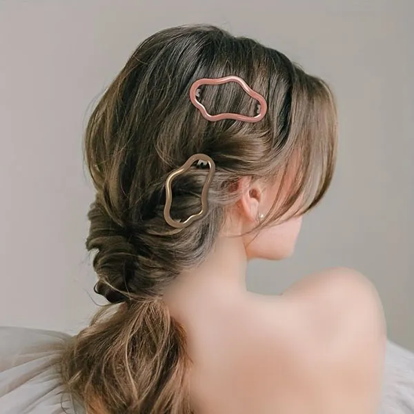 Hairstyle with decorative clip 18