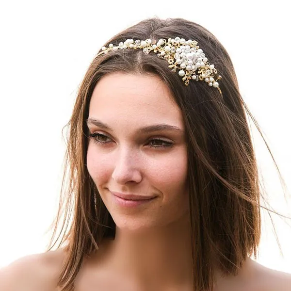 Hairstyle with decorative clip 19