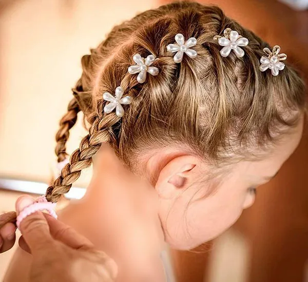 Hairstyle with decorative clip 20