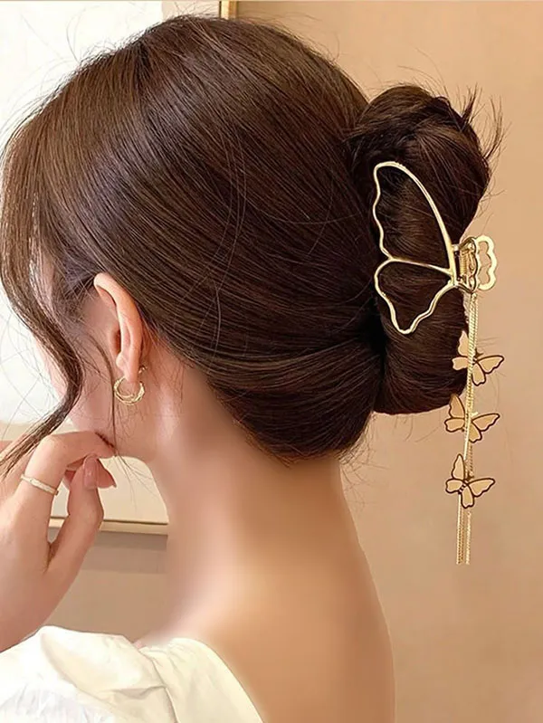 Hairstyle with decorative clip 23