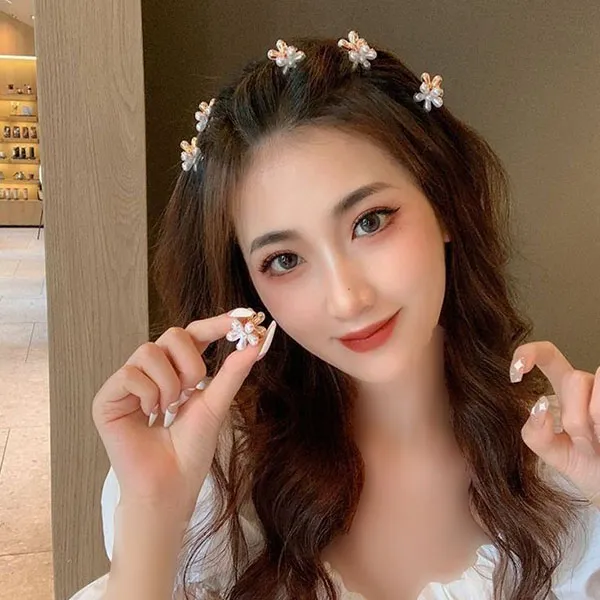Hairstyle with decorative clip 29