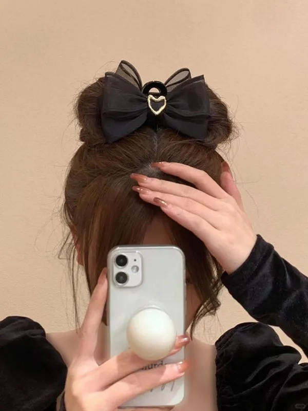Hairstyle with decorative clip 3