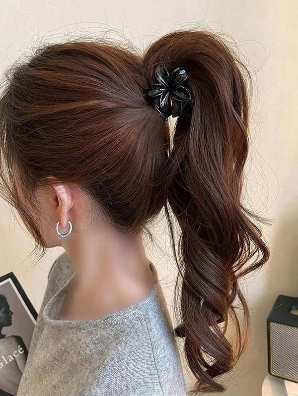 Hairstyle with decorative clip 30
