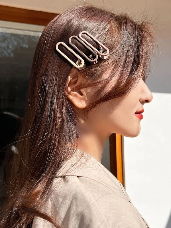 Hairstyle with decorative clip 7