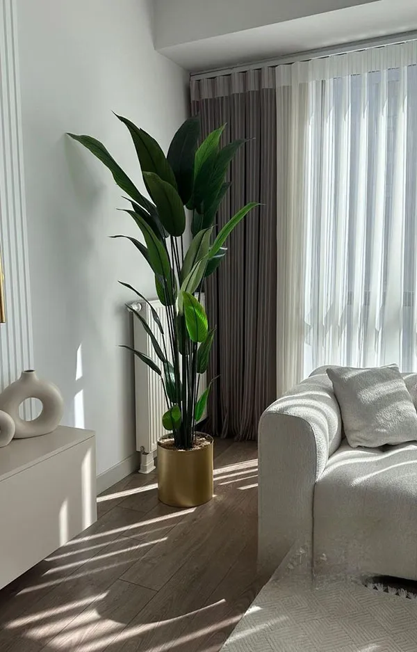Natural flower arrangement at home 1