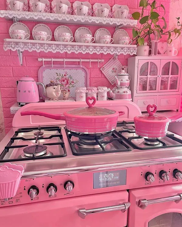 40 مدل دکوراسیون صورتی آشپزخانه کیوت؛ وقتی آشپزخونت تبدیل به یک فضای دلبرانه میشه! 28 Pink kitchen decoration 25