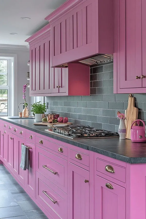 40 مدل دکوراسیون صورتی آشپزخانه کیوت؛ وقتی آشپزخونت تبدیل به یک فضای دلبرانه میشه! 32 Pink kitchen decoration 26