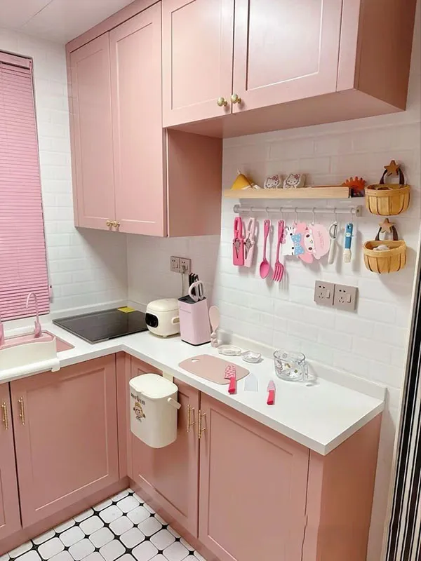 40 مدل دکوراسیون صورتی آشپزخانه کیوت؛ وقتی آشپزخونت تبدیل به یک فضای دلبرانه میشه! 31 Pink kitchen decoration 28