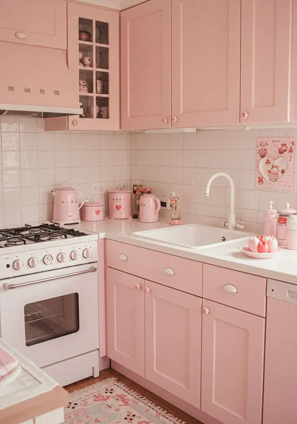 40 مدل دکوراسیون صورتی آشپزخانه کیوت؛ وقتی آشپزخونت تبدیل به یک فضای دلبرانه میشه! 36 Pink kitchen decoration 32